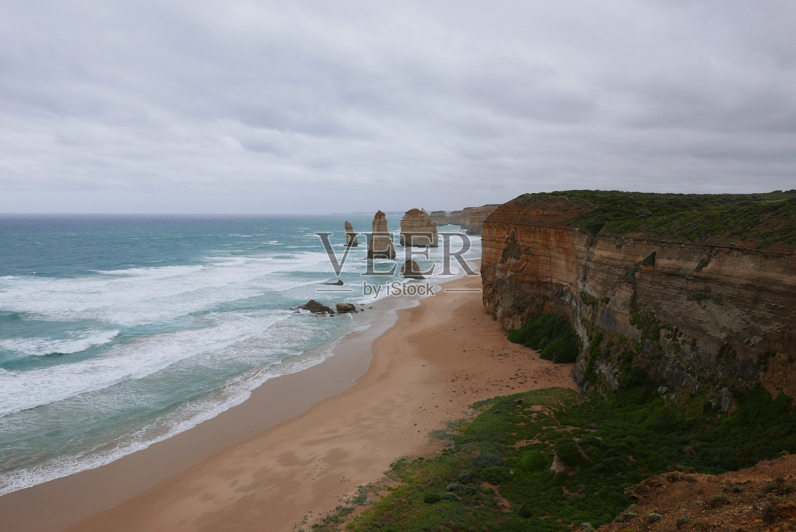 十二使徒岩位于大洋路，是从南大洋中升起的标志性石灰岩岩石。这些令人惊叹的自然奇观提供了令人叹为观止的景色，是一个受欢迎的旅游目的地。照片摄影图片
