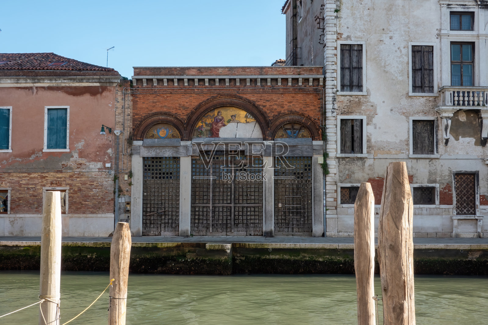 威尼斯意大利穆拉诺岛运河旁的古老美丽建筑。照片摄影图片