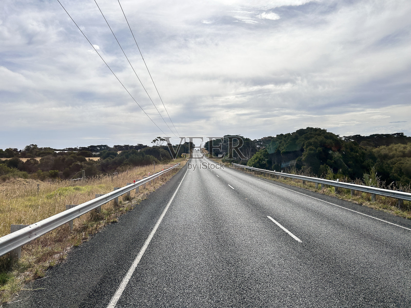 菲利普岛企鹅游行位于澳大利亚维多利亚州，是一个著名的野生动物体验，游客可以在日落时分观看小企鹅返回它们的巢穴。照片摄影图片