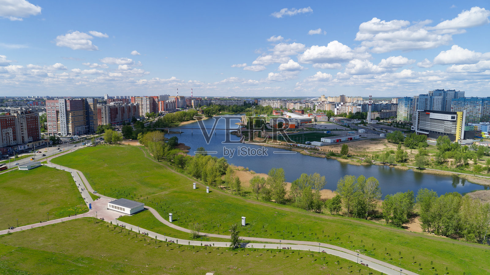 城市公园中有一条河流穿过照片摄影图片