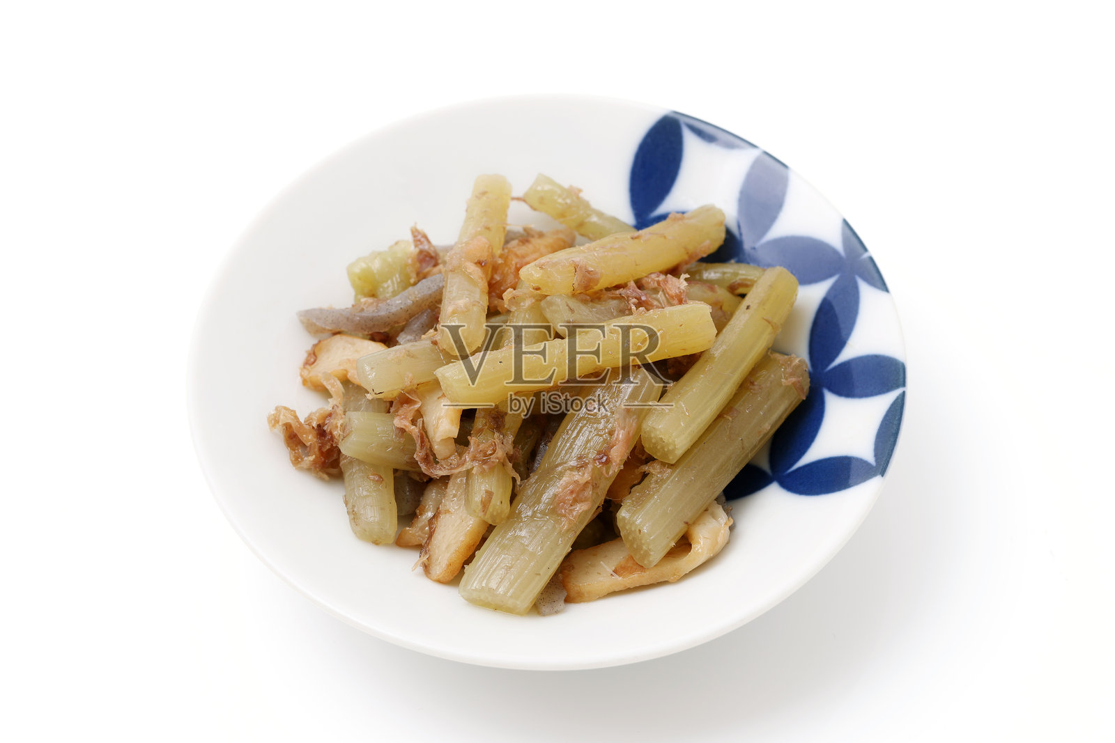 盘子里的日本煮牛蒡照片摄影图片