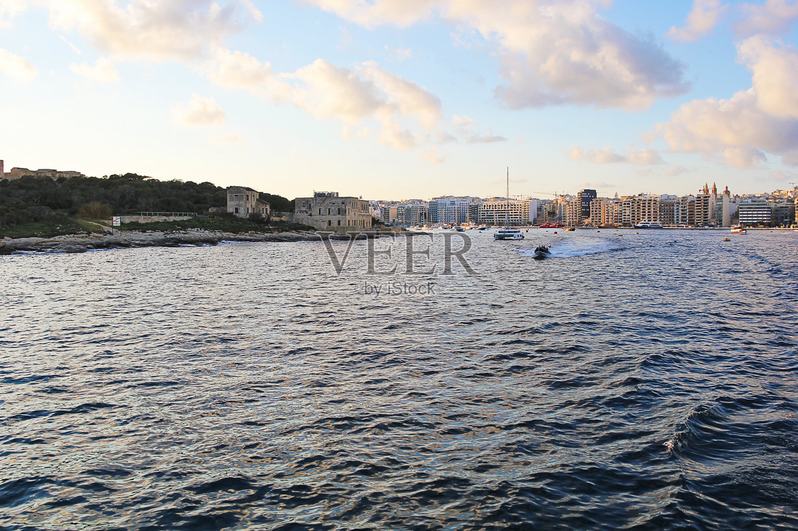 从水中看到的马耳他Gzira风景照片摄影图片