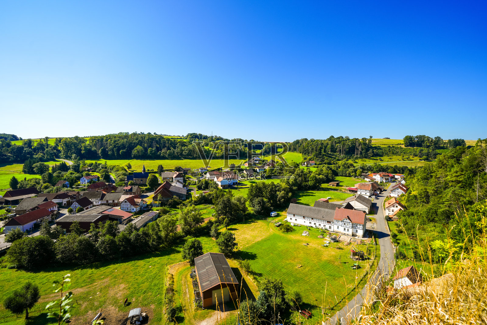 从奥伯-维尔贝修道院遗址俯瞰奥伯-维尔贝及周围的绿色自然景观。瓦尔德克-弗兰肯贝格附近的风景。照片摄影图片