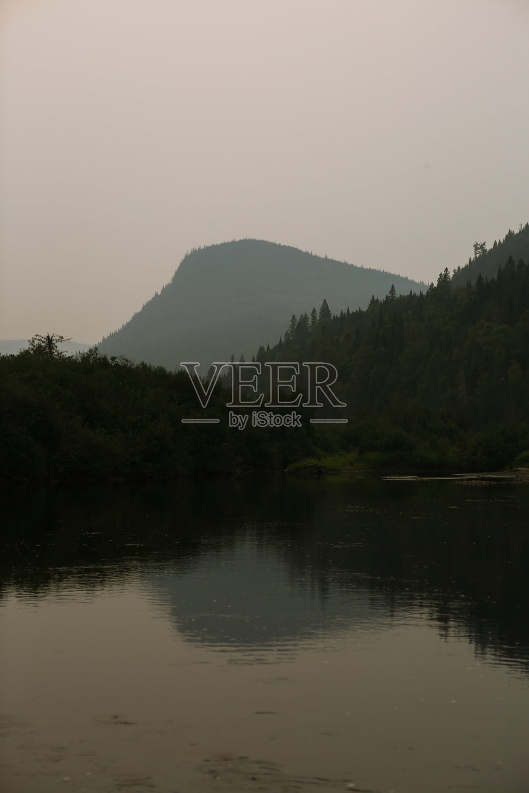 魁北克密林中遥远的高山峰照片摄影图片