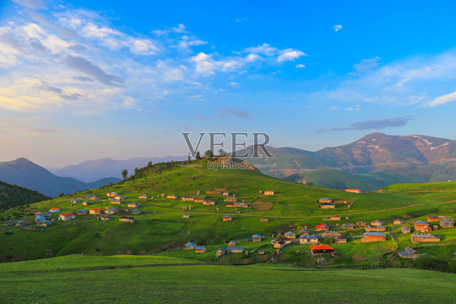 美丽的山村。照片摄影图片