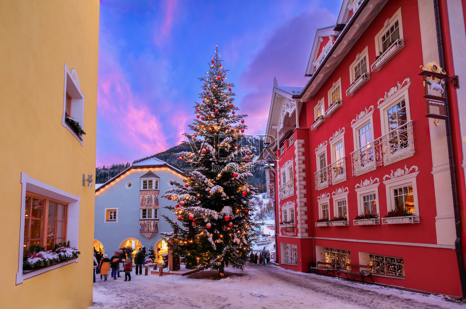 圣诞节时的乌尔蒂耶镇，白雪皑皑的多洛米蒂山脉照片摄影图片