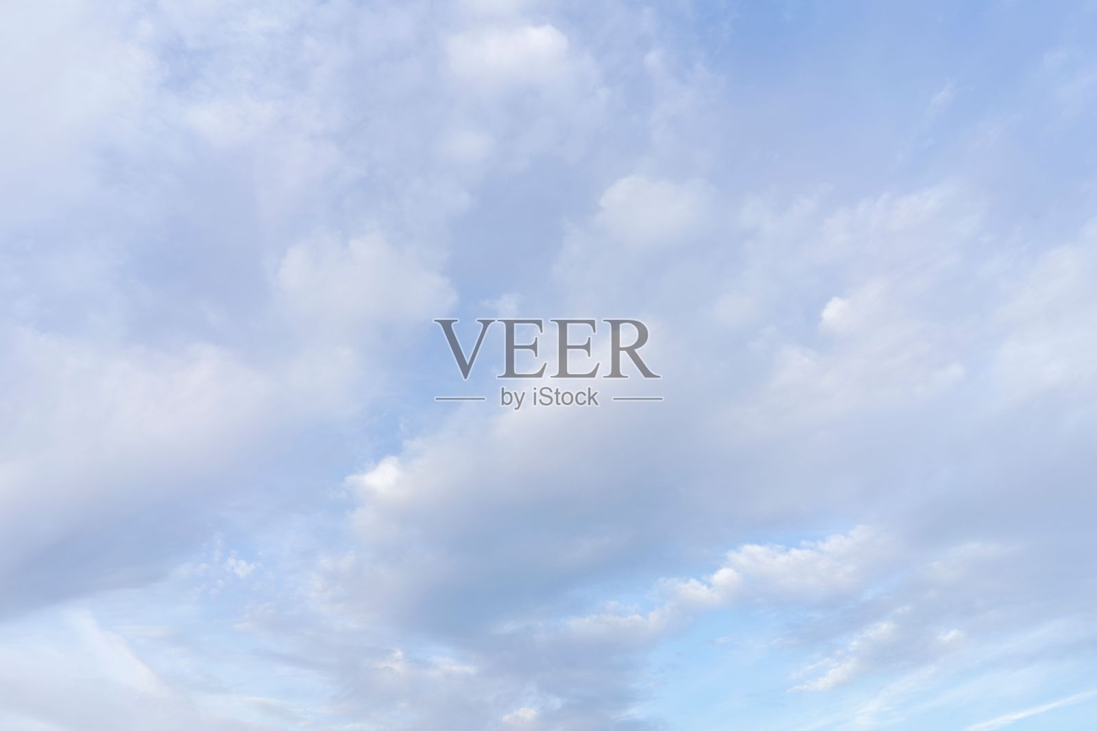 日落时分，蓝天与粉色的积云相映成趣照片摄影图片