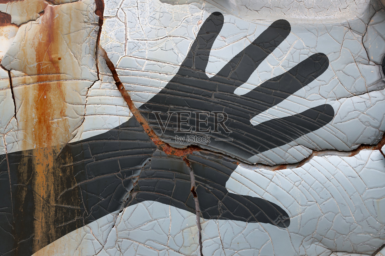 伸展的手在风化的表面上照片摄影图片