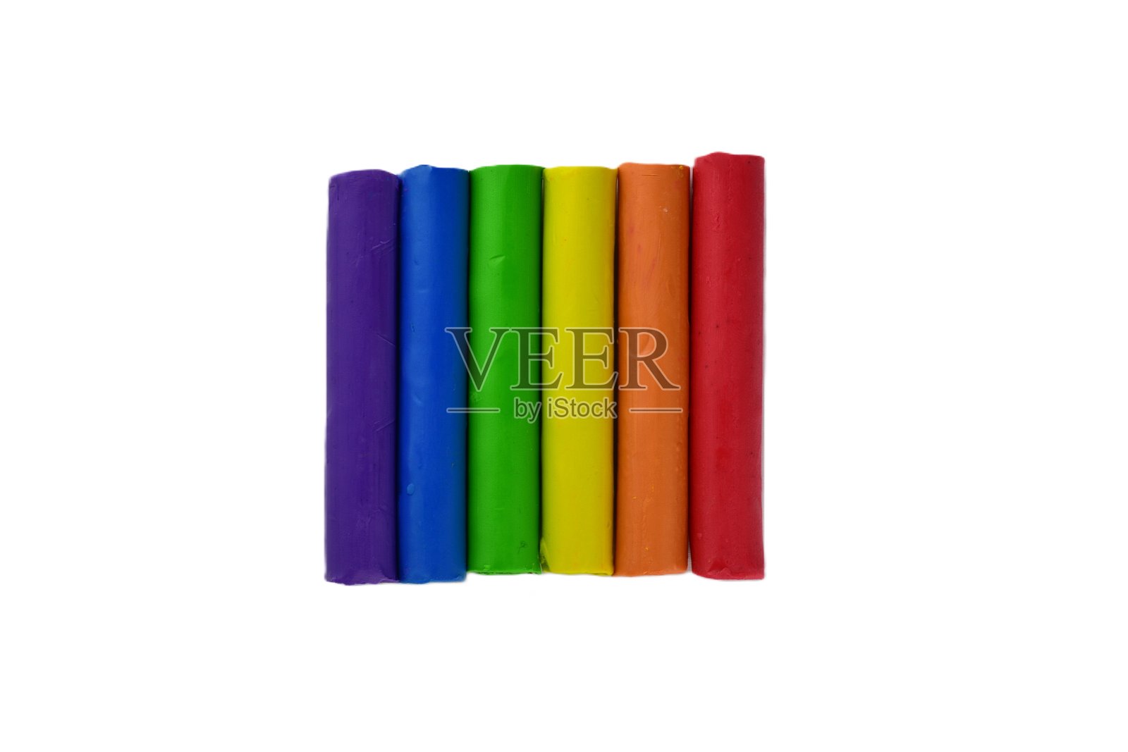 五颜六色的彩泥棒，鲜艳的塑料泥排成一排，背景为单色。照片摄影图片