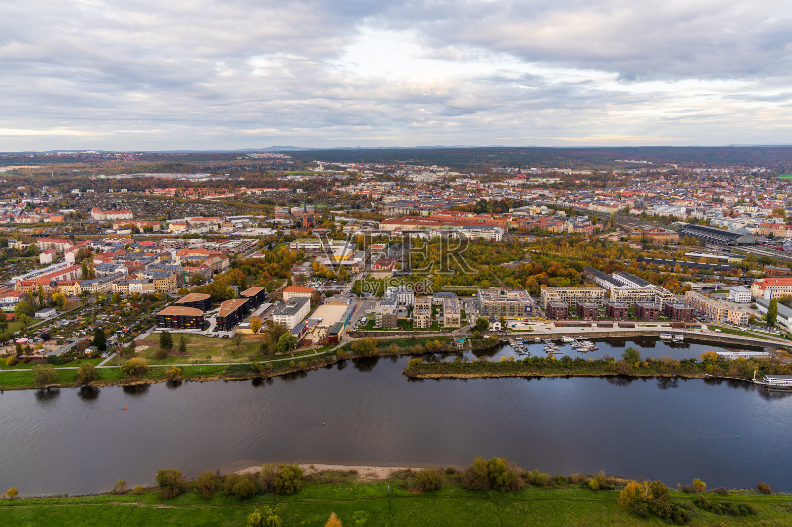 从热气球俯瞰德累斯顿的全景。易北河穿过城市，形成如画的风景。德国。 aerial view照片摄影图片