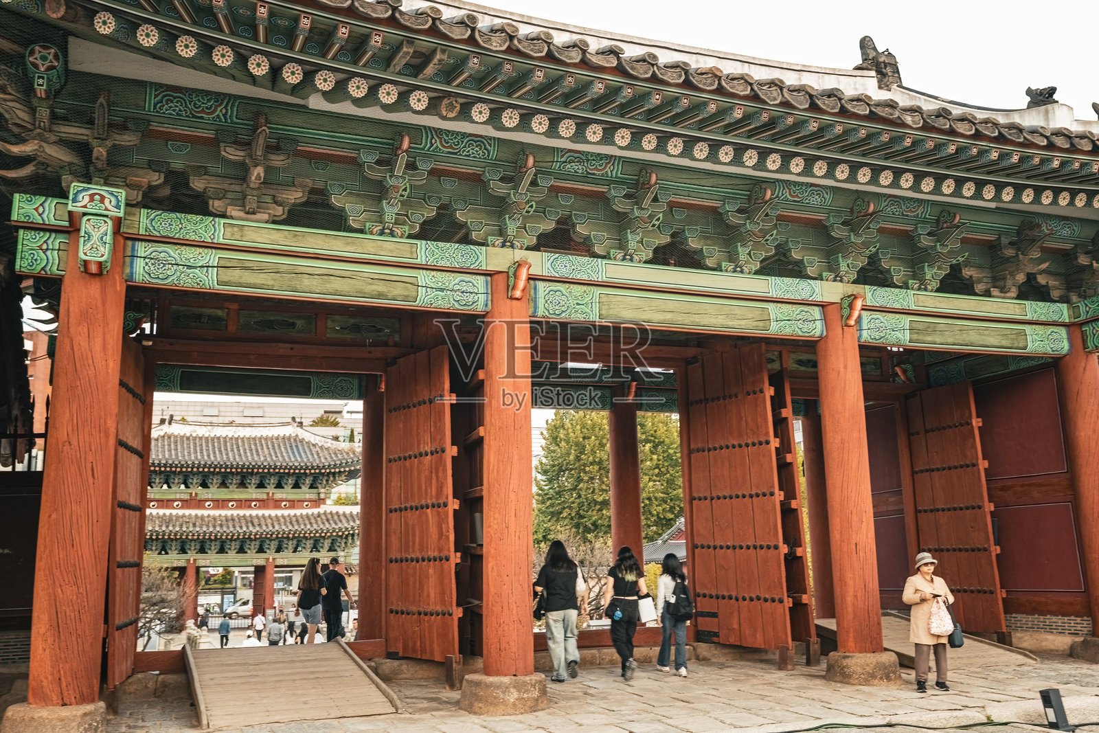 首尔德寿宫的一座传统风格大门照片摄影图片