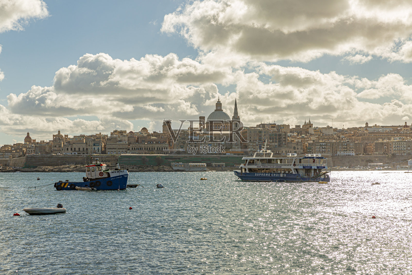 瓦莱塔的天际线:港口景观照片摄影图片