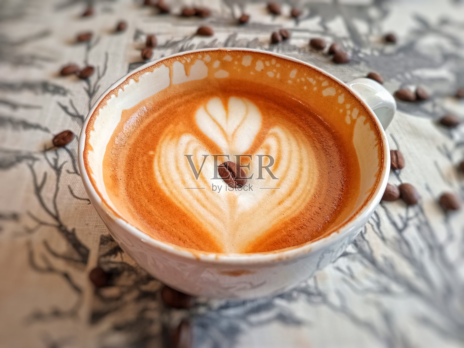 热咖啡，喝掉的拿铁艺术照片摄影图片