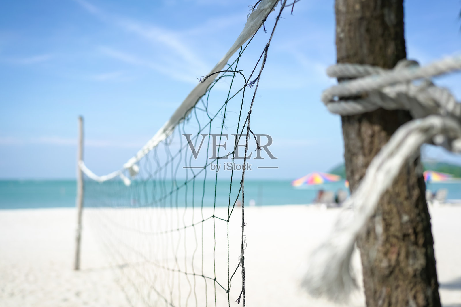 海边的沙滩排球场。照片摄影图片