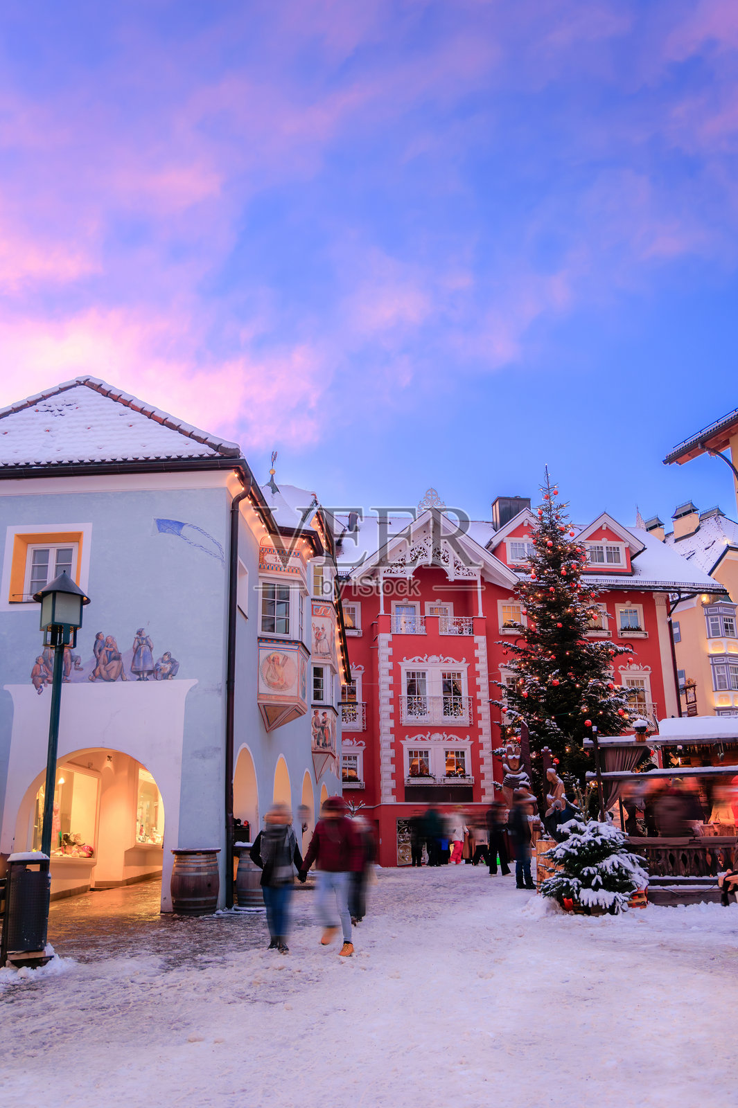 圣诞节时的乌尔蒂耶镇，白雪皑皑的多洛米蒂山脉照片摄影图片