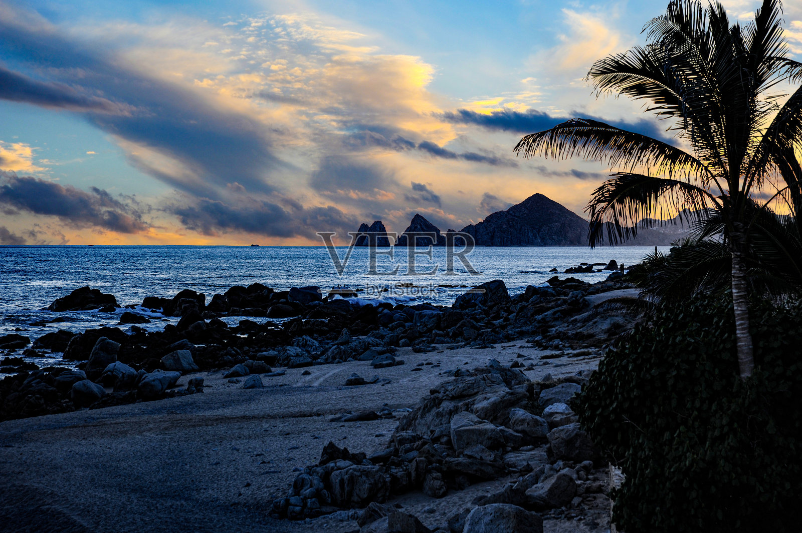 墨西哥下加利福尼亚半岛的最南端可从一片棕榈树环绕的海滩上看到，那里是卡波圣卢卡斯的所在地。照片摄影图片