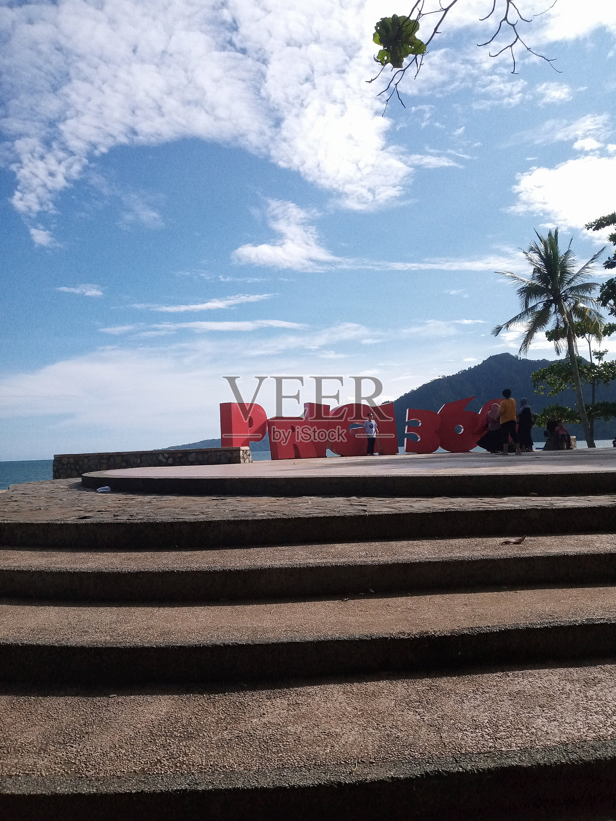 Prigi 360海滩休闲场所，设有大型标识和舞台照片摄影图片