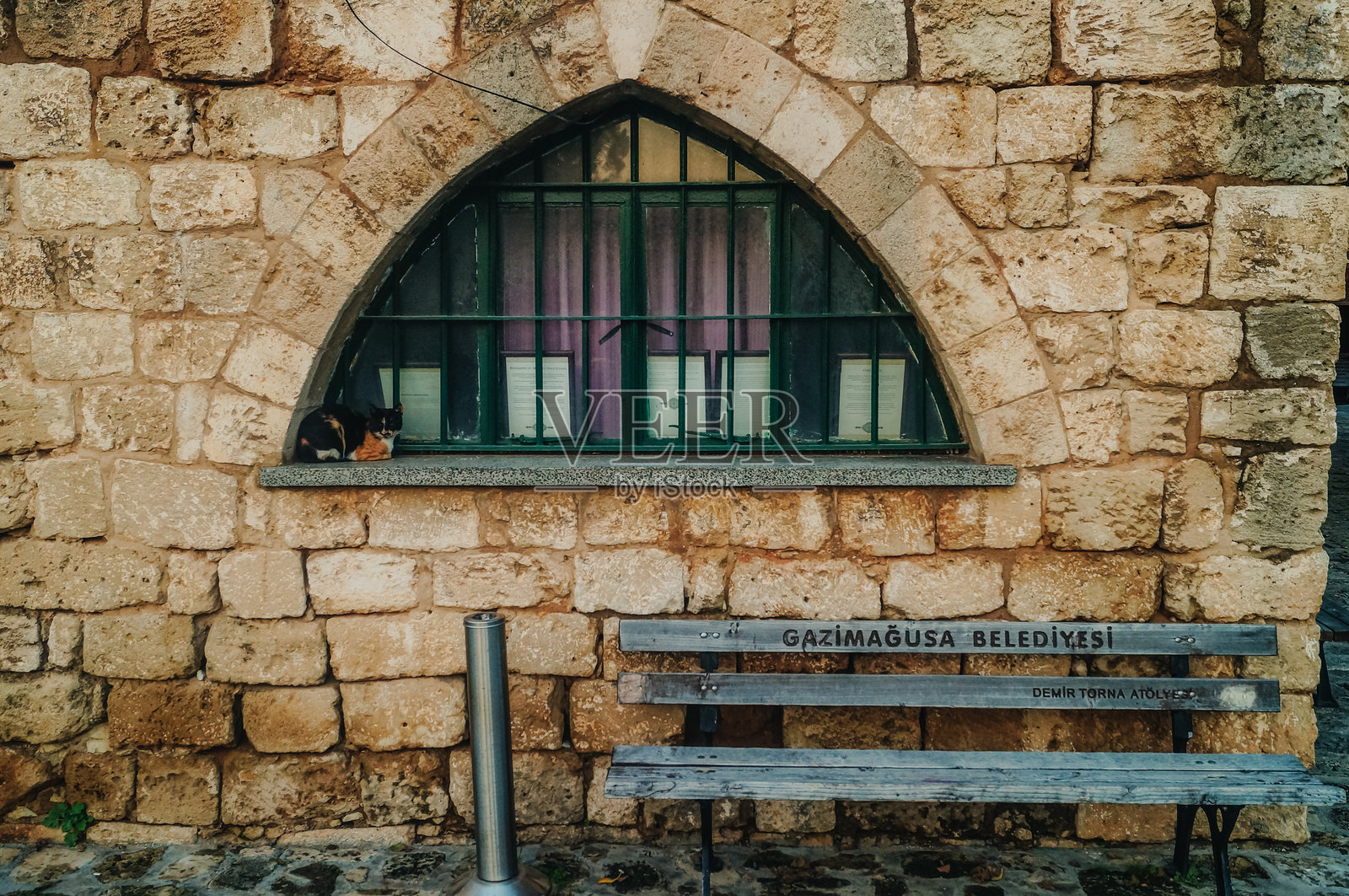 塞浦路斯村庄窗户上的一只猫。照片摄影图片