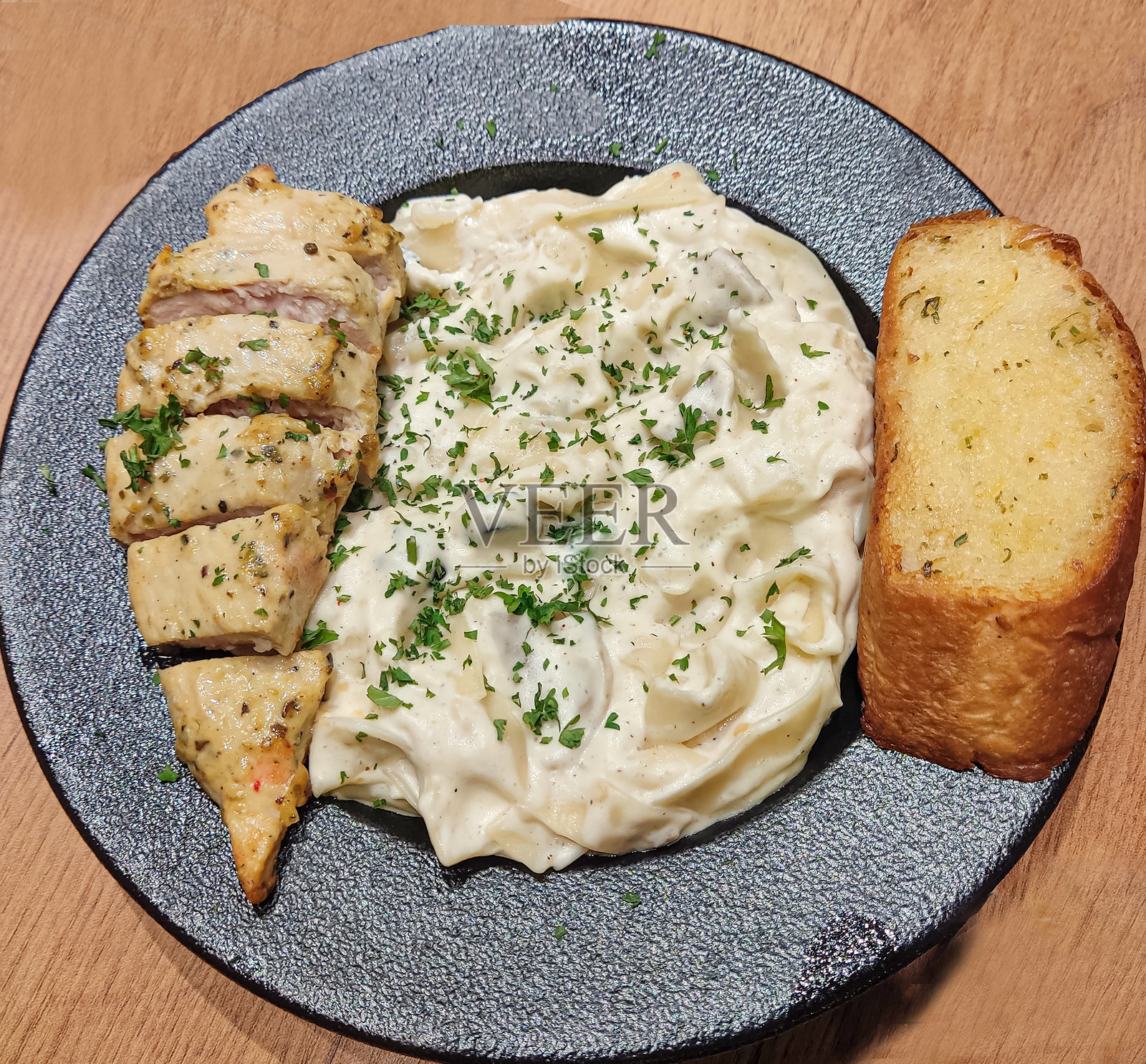 桌子上俯视意大利宽面条阿尔弗雷多酱照片摄影图片