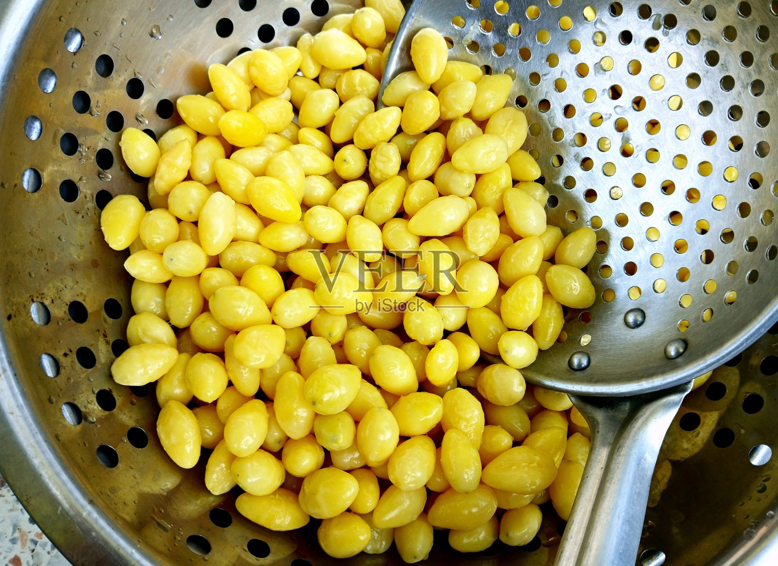 碗中的银杏 - 食材准备。照片摄影图片