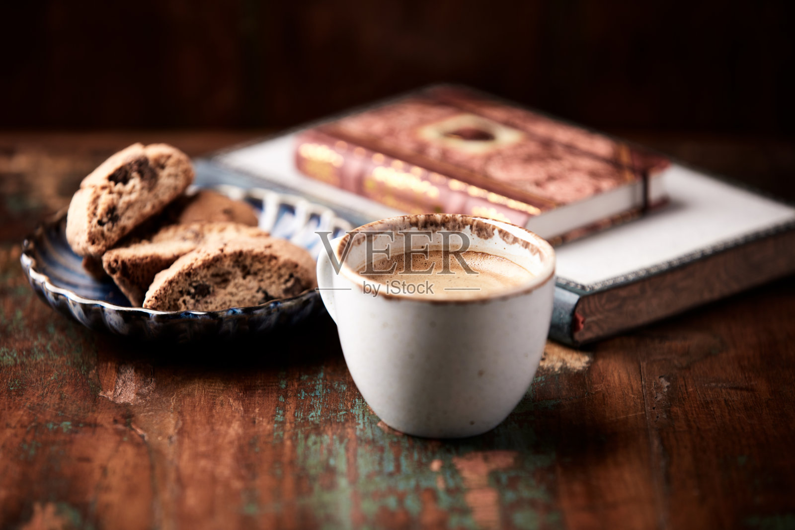 咖啡杯和意大利饼干（Cantuccini）放在深色木质背景上。柔和的焦点。留白空间。照片摄影图片