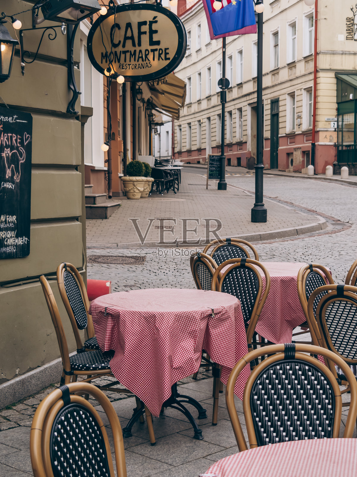 维尔纽斯市中心的户外咖啡馆露台照片摄影图片