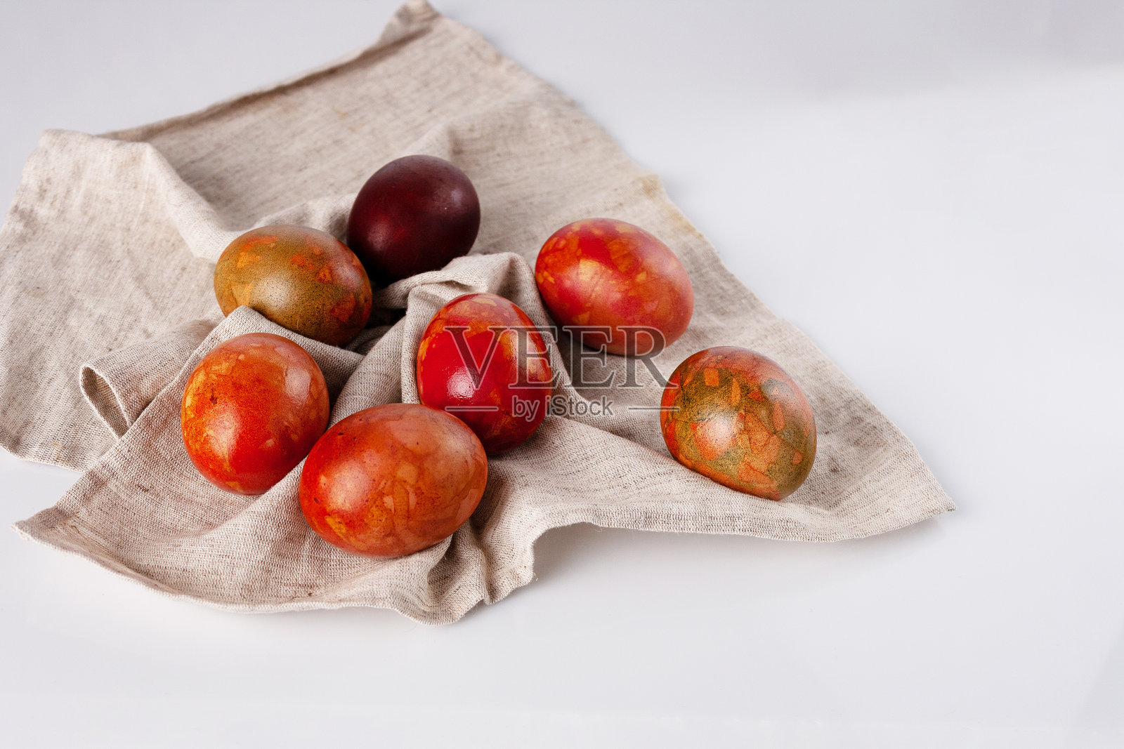 亚麻餐巾上的复活节鸡蛋，留白空间照片摄影图片