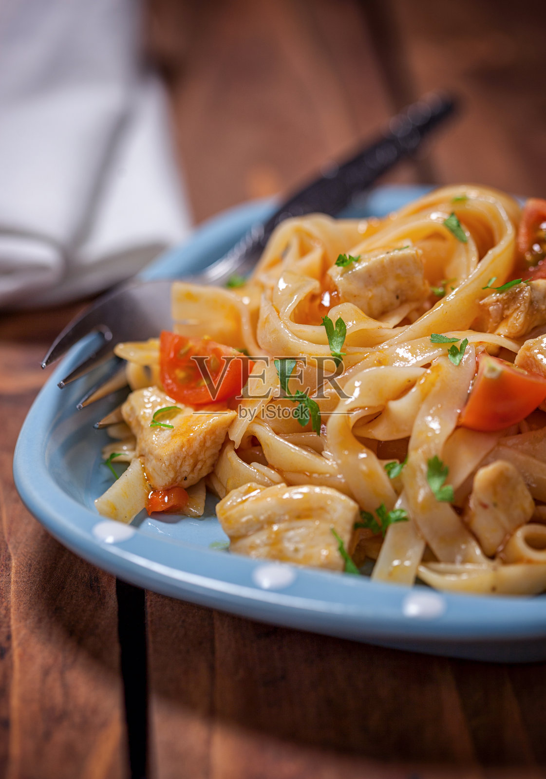 鸡肉宽面条照片摄影图片