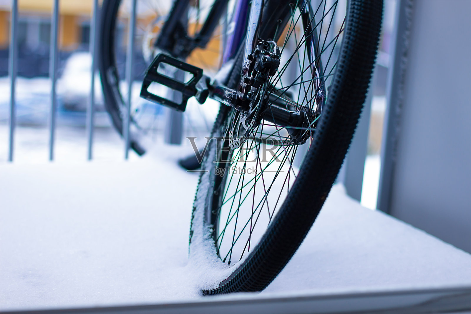 城市公寓阳台上停放的自行车轮子照片摄影图片