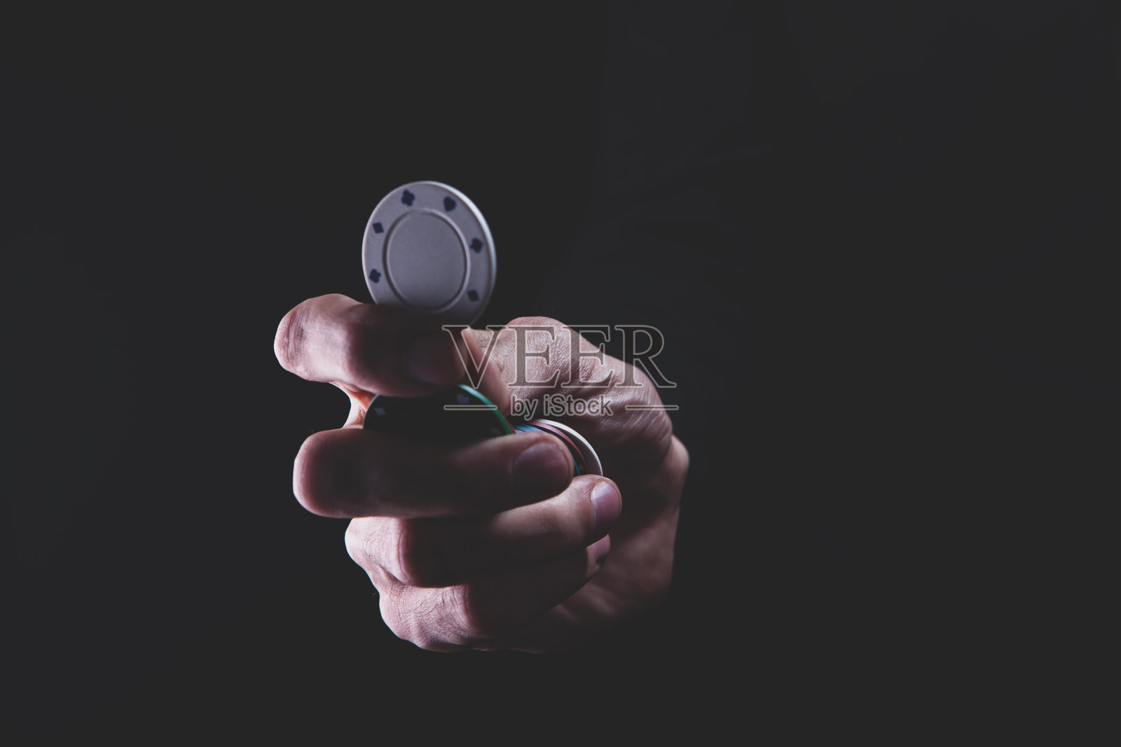 男人手中握着一把黑色钥匙照片摄影图片