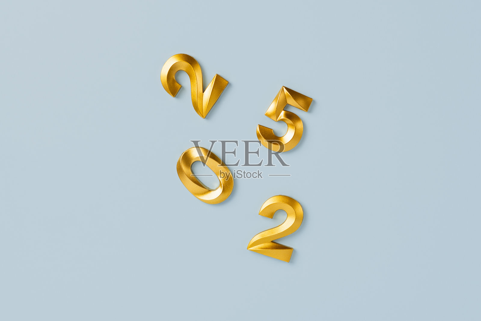 在淡蓝色背景上形成的节日金色数字2025。金色生日或新年数字照片摄影图片