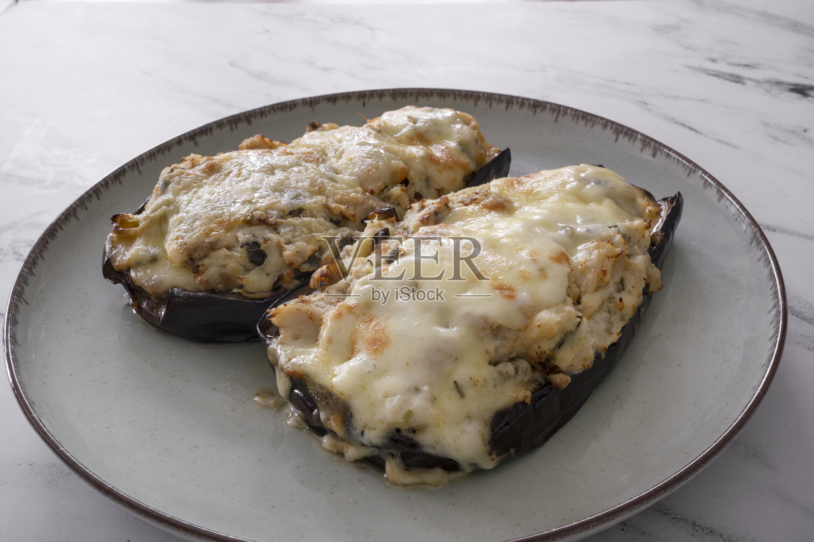 从上方看切片的茄子，里面填充了鱼和焗奶酪照片摄影图片