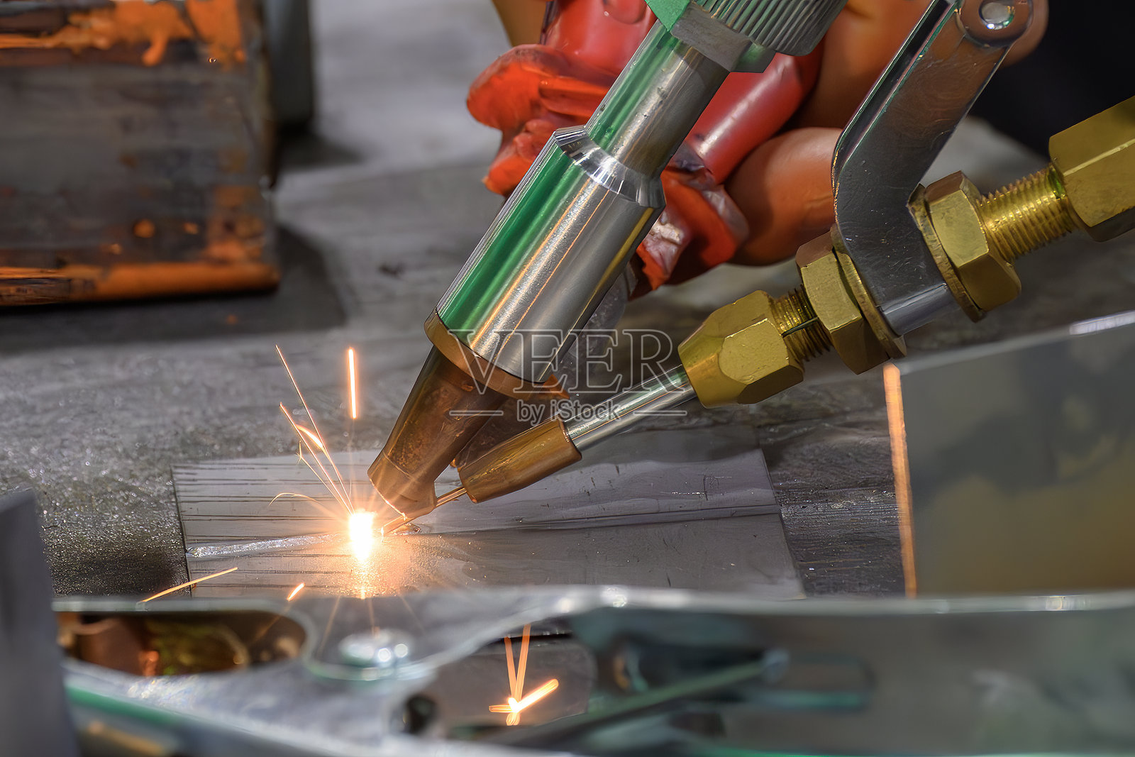 机器人系统激光焊接过程的特写场景。照片摄影图片