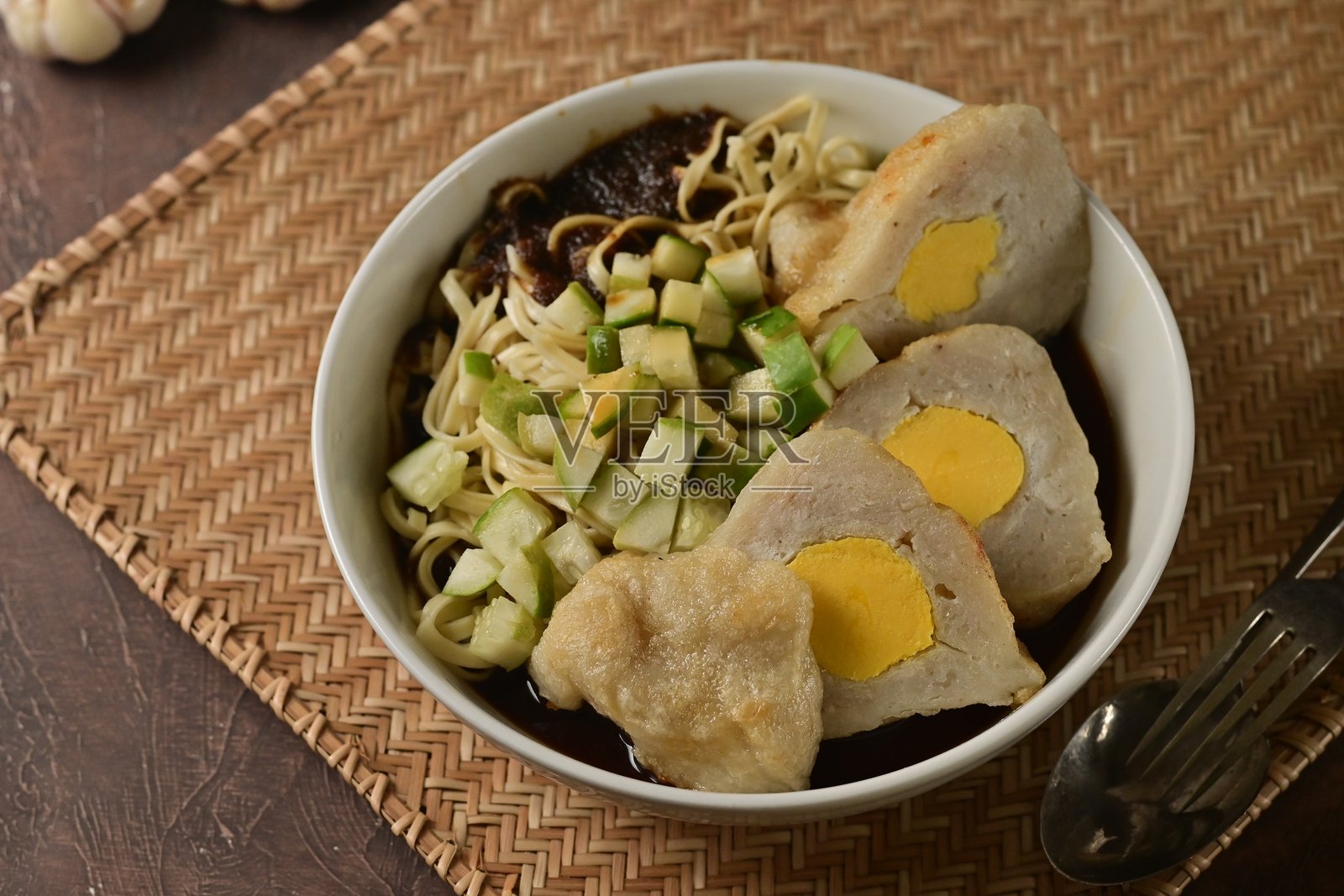 Pempek是一道美味的巴伦班格菜肴，由鱼和木薯淀粉制成，经过成型和油炸或煮熟，配以酸甜辣的醋汁，称为cuko。照片摄影图片