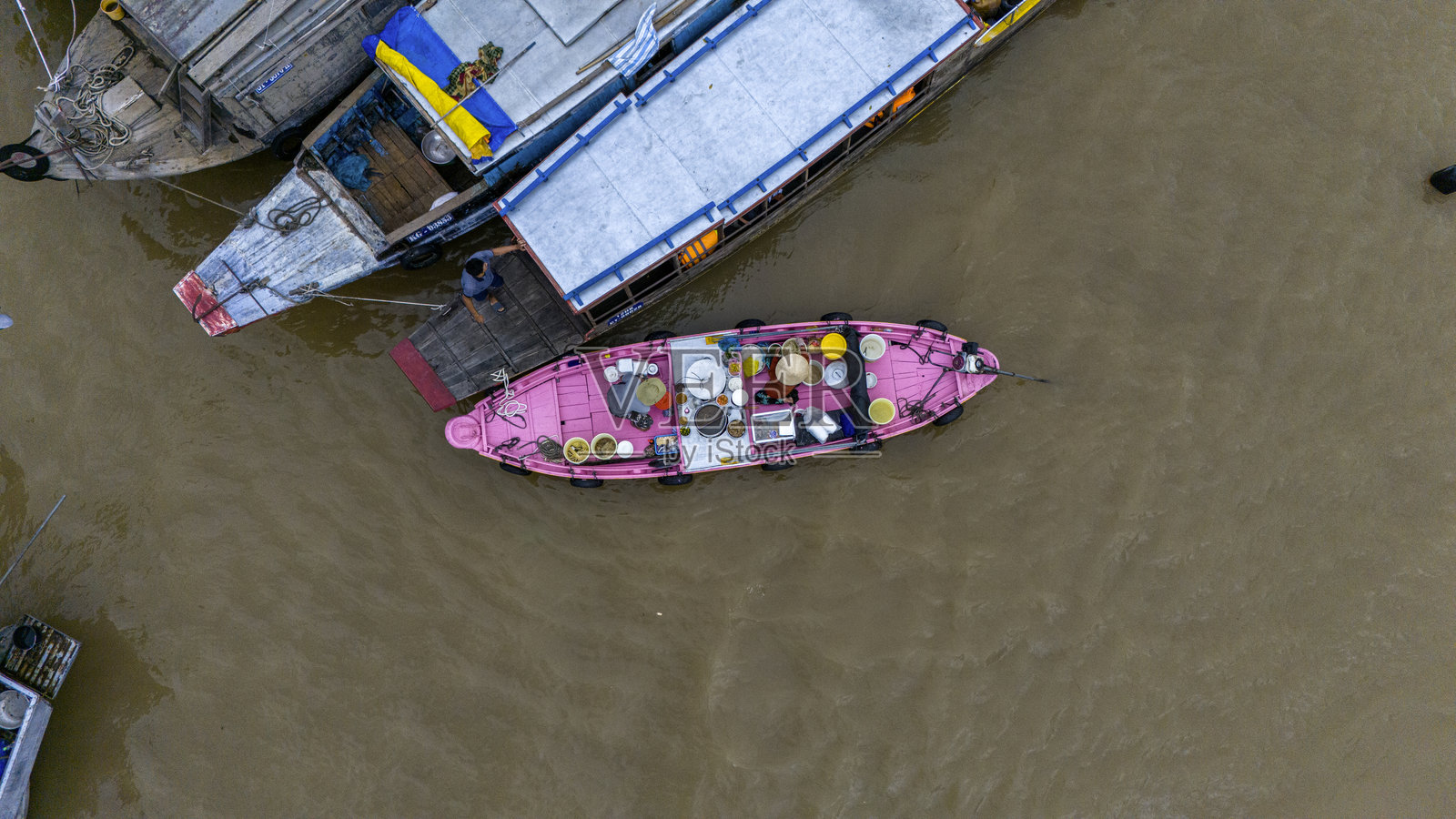 湄公河三角洲和位于越南胡志明市南部的蔡朗浮动市场的鸟瞰图。船只和商贩。照片摄影图片