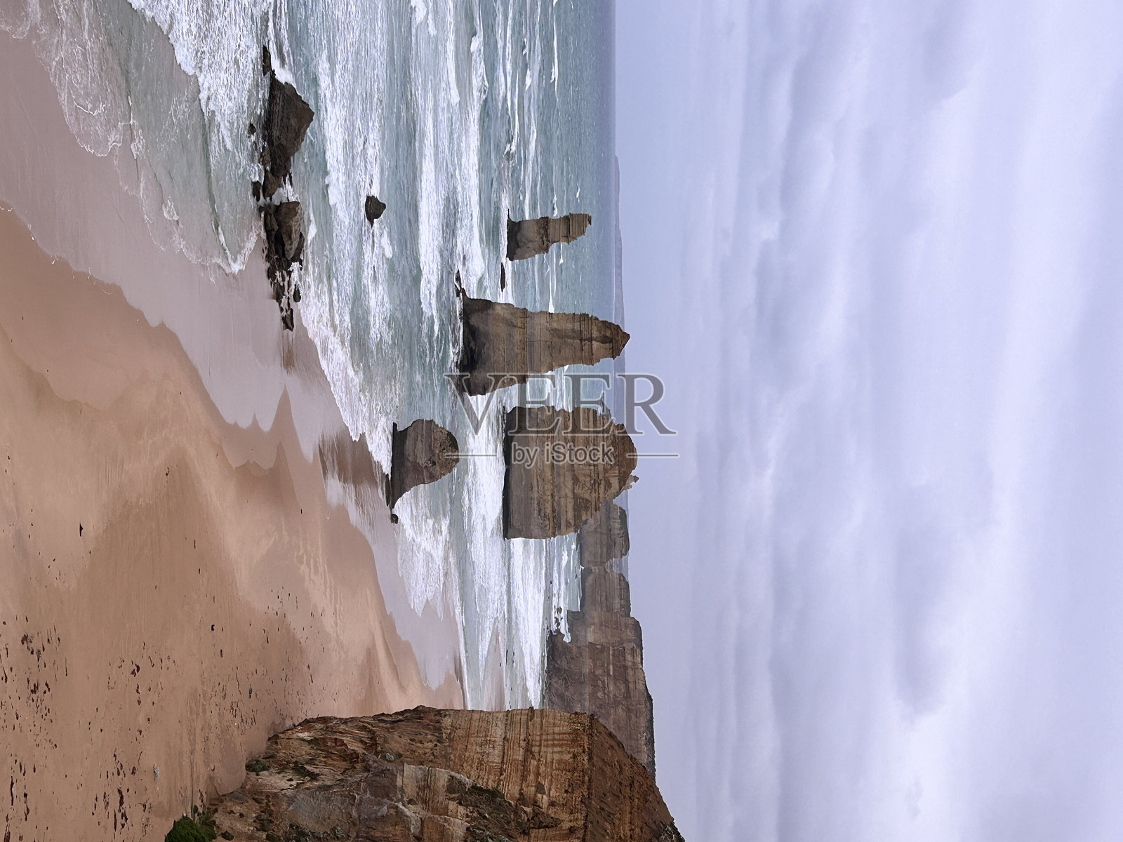 The Twelve Apostles, along the Great Ocean Road, are iconic limestone rock formations rising from the Southern Ocean. These stunning natural wonders offer breathtaking views and are a popular tourist destination.照片摄影图片