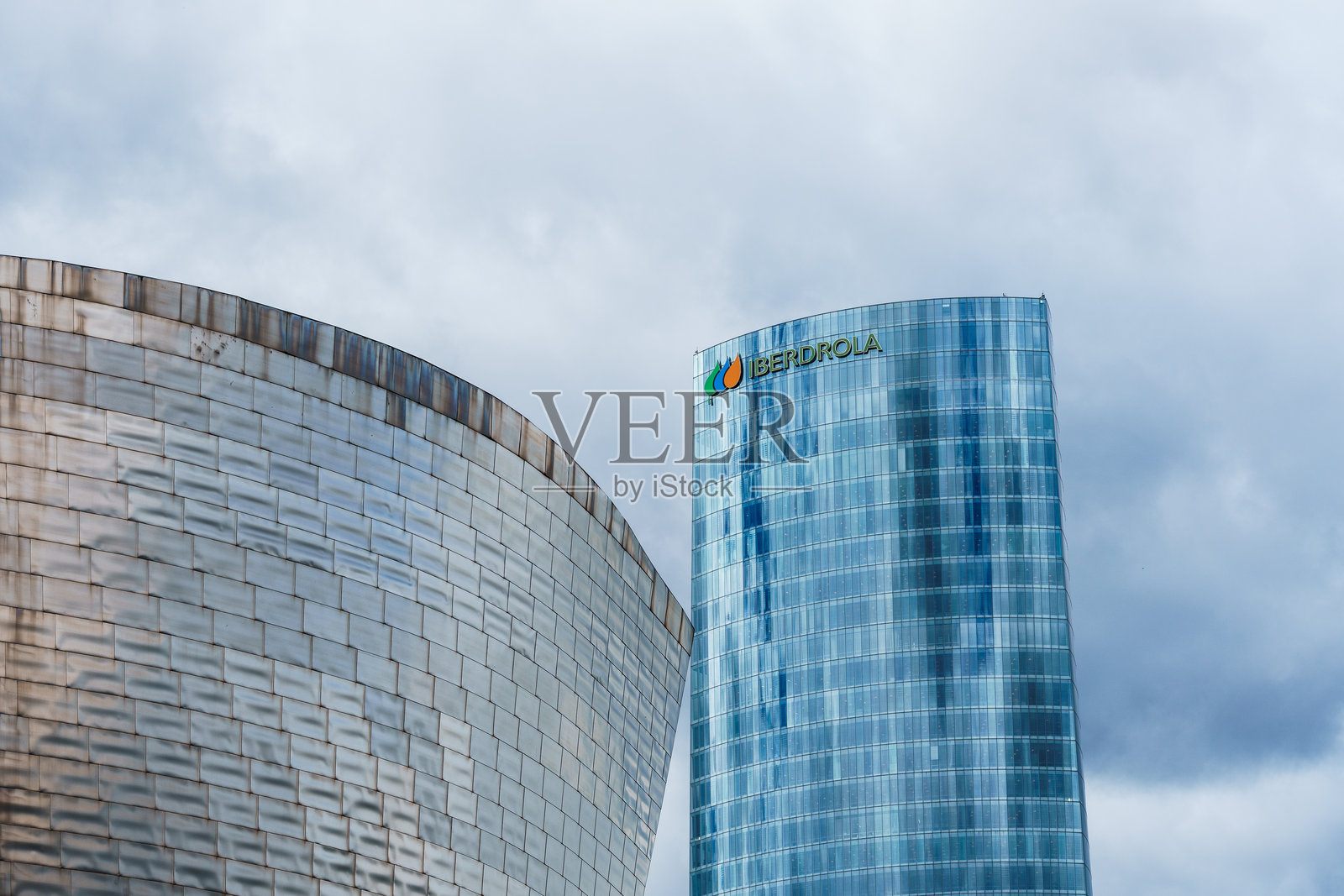 毕尔巴鄂古根海姆博物馆的建筑景观,由建筑师弗兰克·盖里设计。伊贝尔德罗拉塔。照片摄影图片