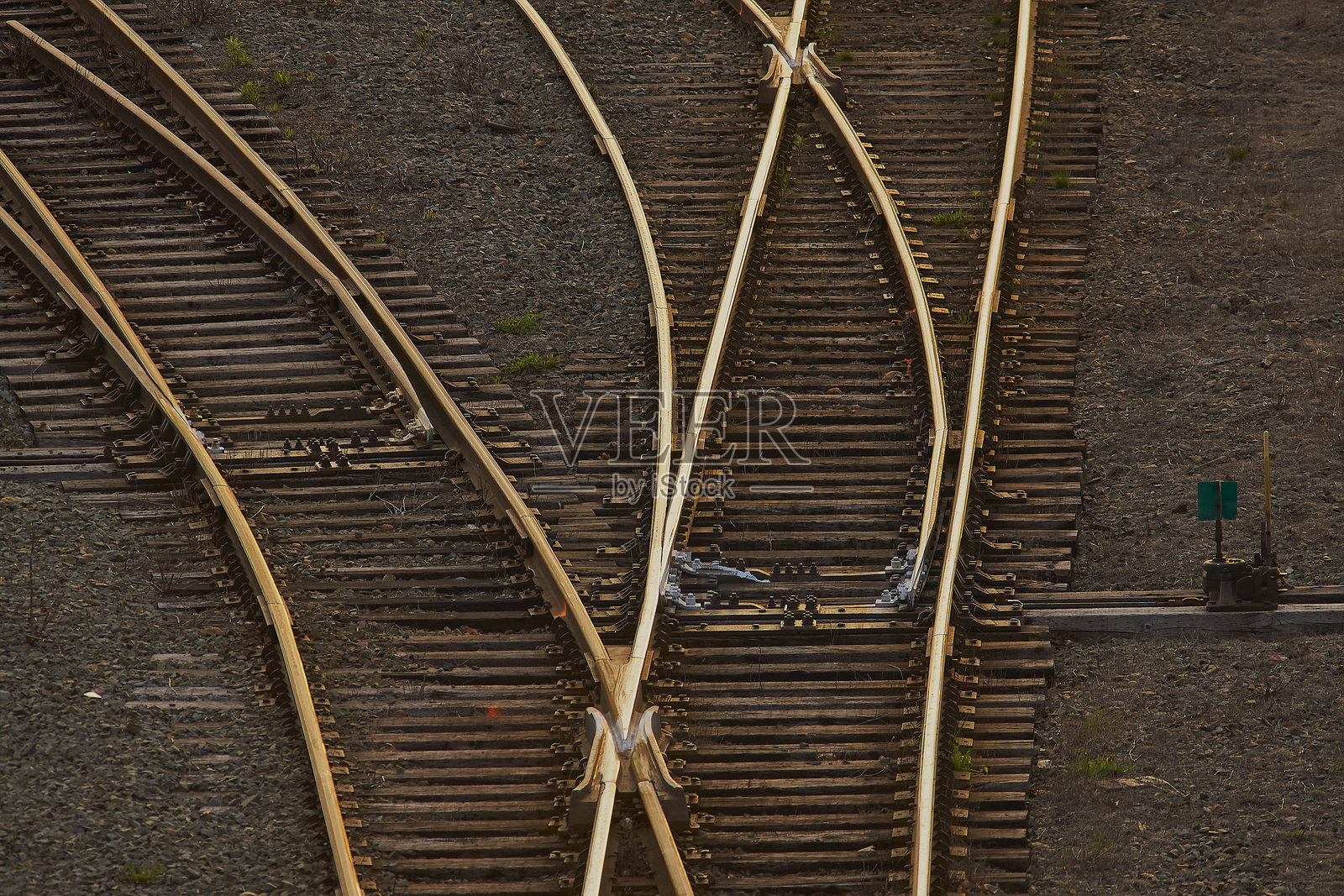 从上方俯瞰的多式联运货运火车轨道和调车场照片摄影图片