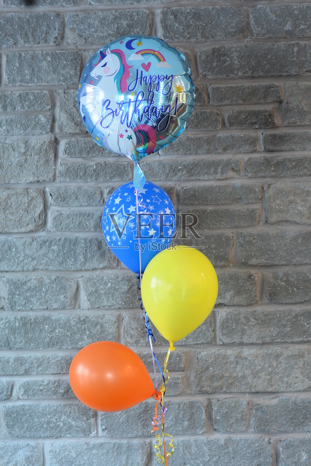 生日快乐的氦气球。照片摄影图片