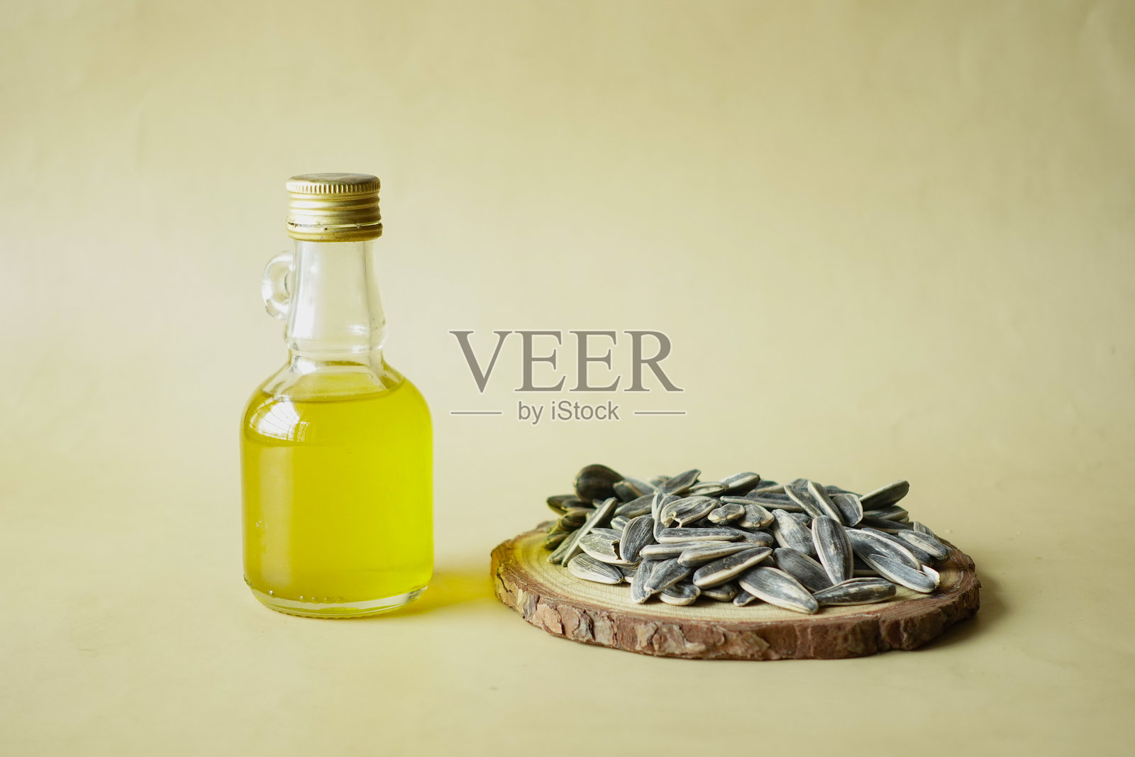 桌子上容器里的葵花籽油和葵花籽照片摄影图片