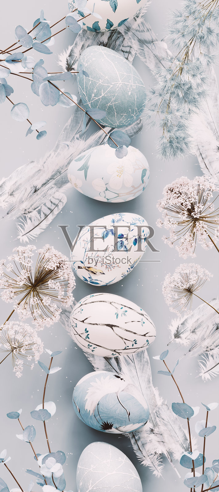 美丽的复活节彩蛋装饰在蓝色背景上。复活节横幅概念设计。照片摄影图片