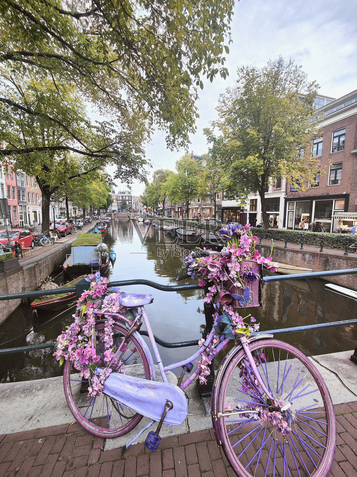 停在运河桥上的粉色自行车照片摄影图片