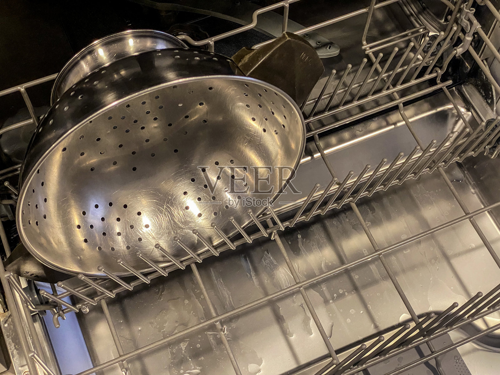 旧式滤网放在洗碗机架上照片摄影图片