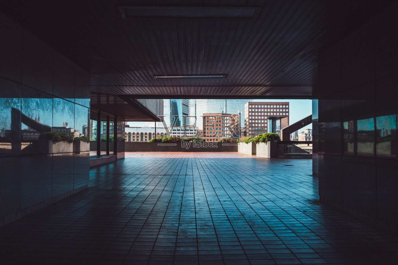 现代建筑将城市中的室内和室外空间连接起来照片摄影图片