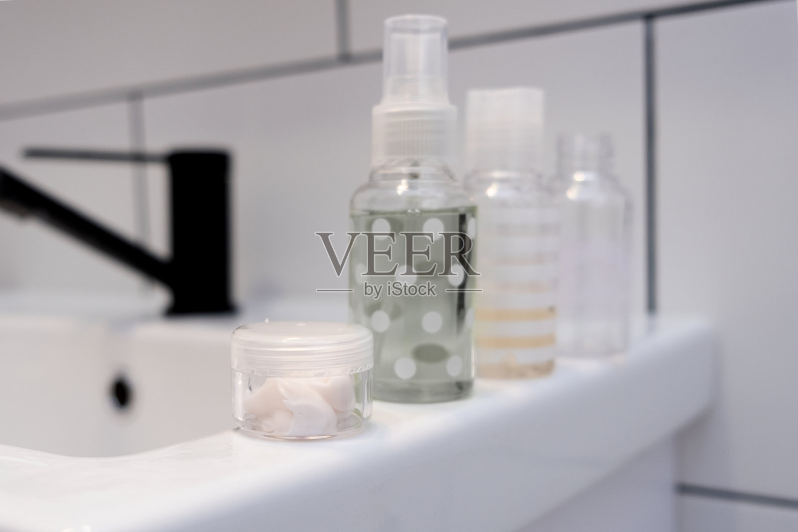 将一套迷你旅行瓶装满化妆品和护理产品，放在透明袋中照片摄影图片