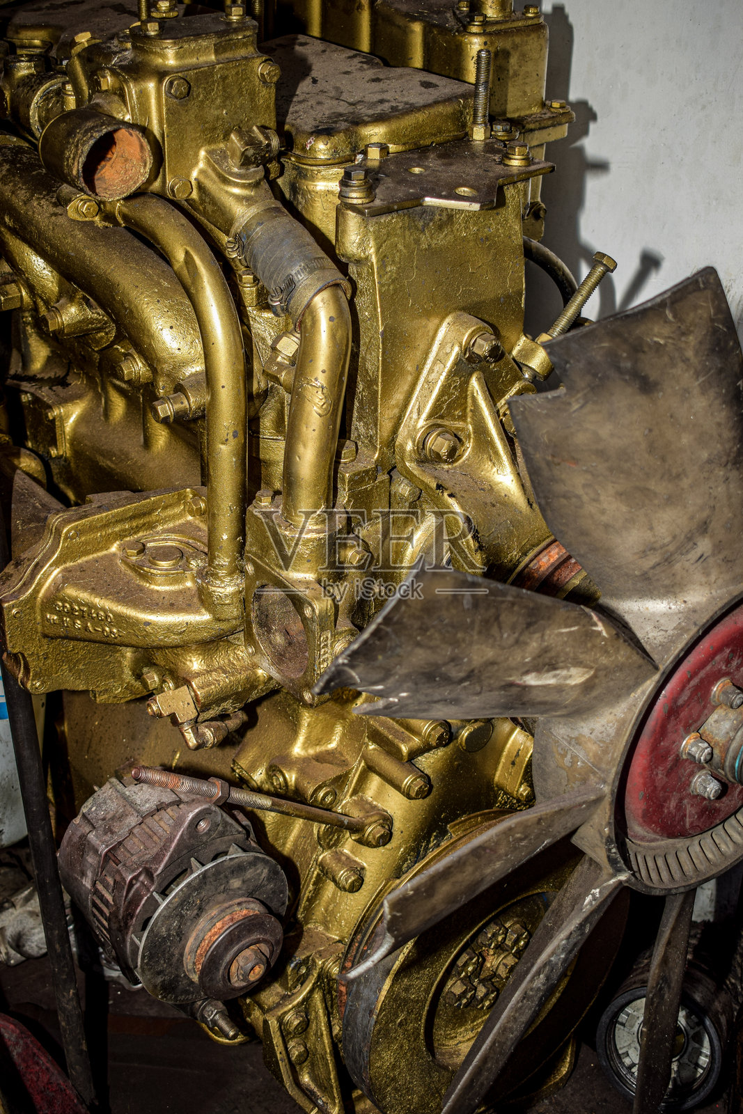 金色涂装的汽车发动机特写视图照片摄影图片