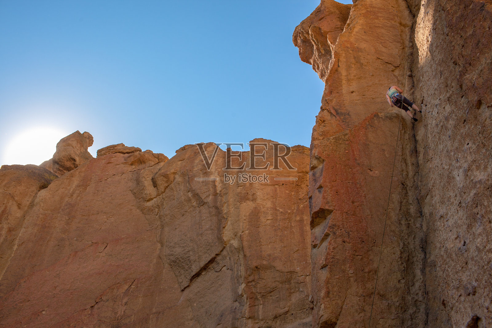 中央俄勒冈州史密斯岩的攀岩者照片摄影图片