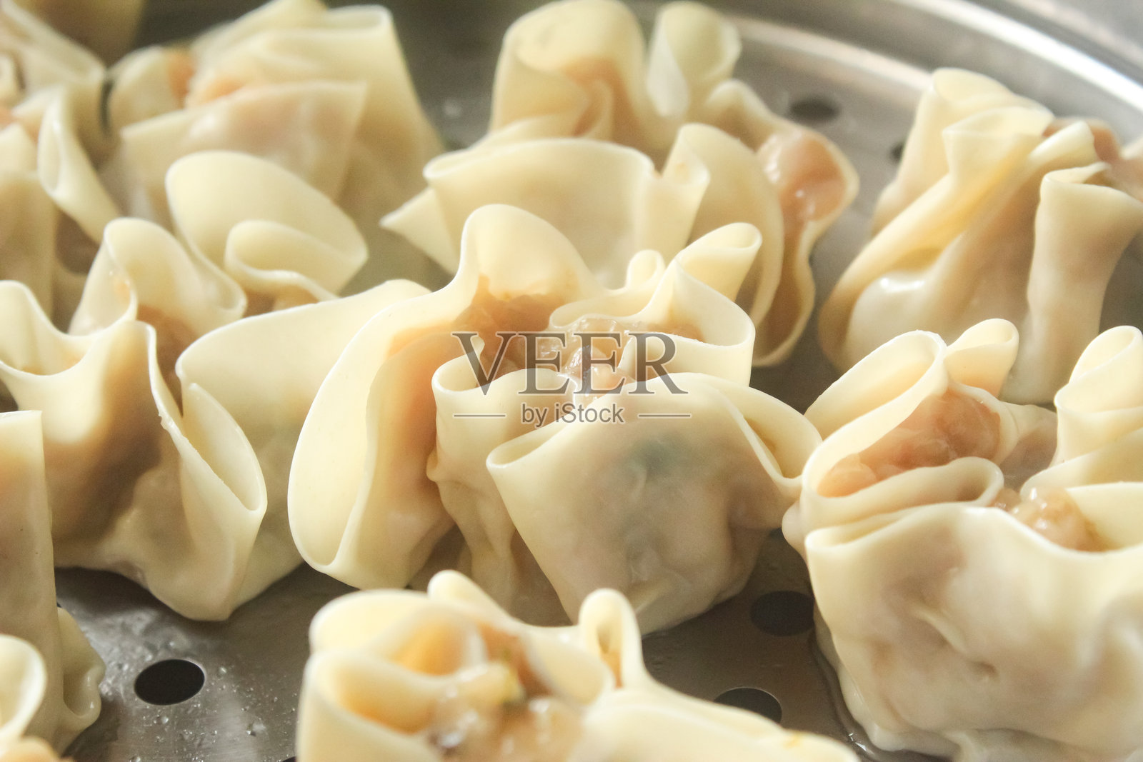 自制点心在蒸锅中照片摄影图片