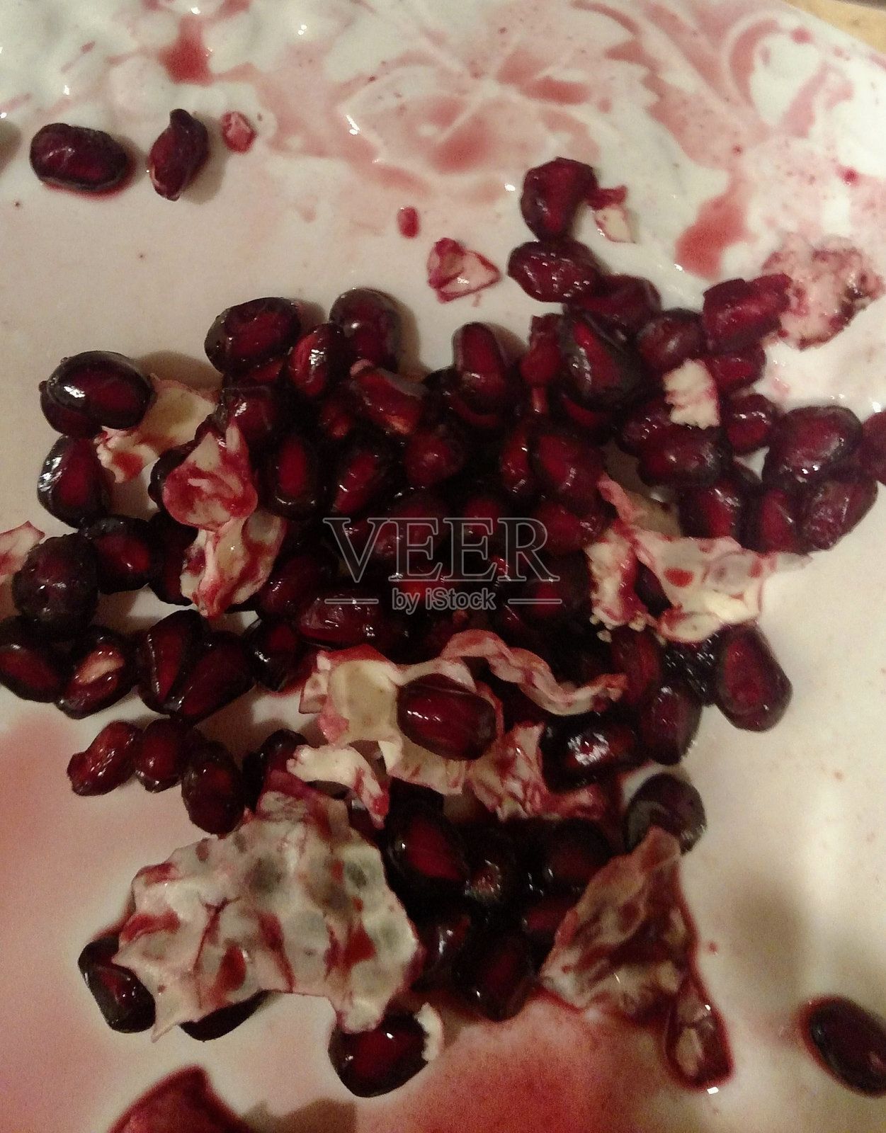 多汁的紫色和红色石榴籽照片摄影图片