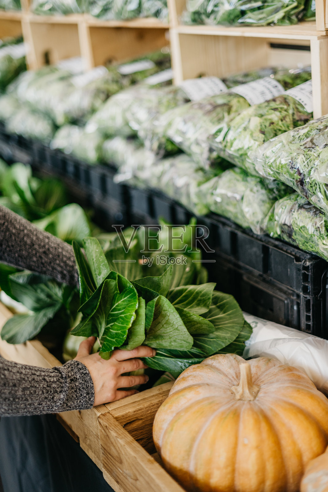 农贸市场出售小白菜照片摄影图片